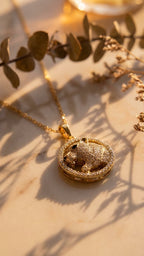 Gold pavé panther pendant with crystal halo

Luxury panther medallion necklace close-up

Iced out panther head pendant in gold tone

Animal statement pendant for men and women